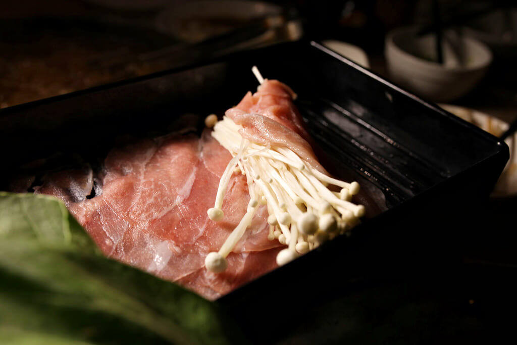 【高雄】鬼武壽喜燒│狂沾水洗蛋，Prime霜降牛肉吃到飽．桑尼瘦不了