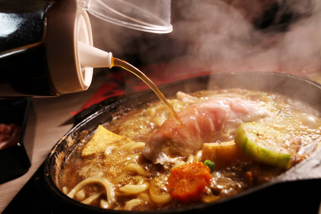 【高雄】鬼武壽喜燒│狂沾水洗蛋，Prime霜降牛肉吃到飽．桑尼瘦不了