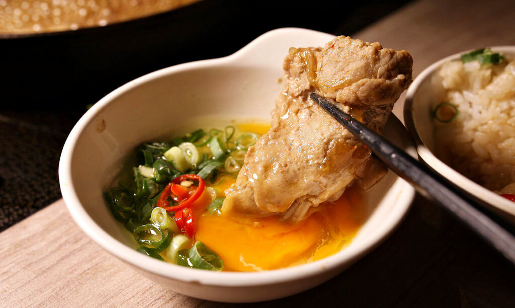【高雄】鬼武壽喜燒│狂沾水洗蛋，Prime霜降牛肉吃到飽．桑尼瘦不了