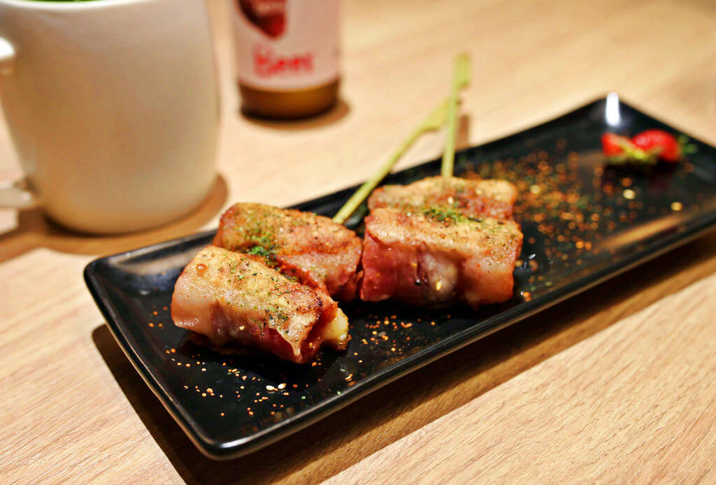【高雄】hot 7高雄漢神巨蛋店│鐵板草莓料理│自釀草莓啤酒．桑尼瘦不了
