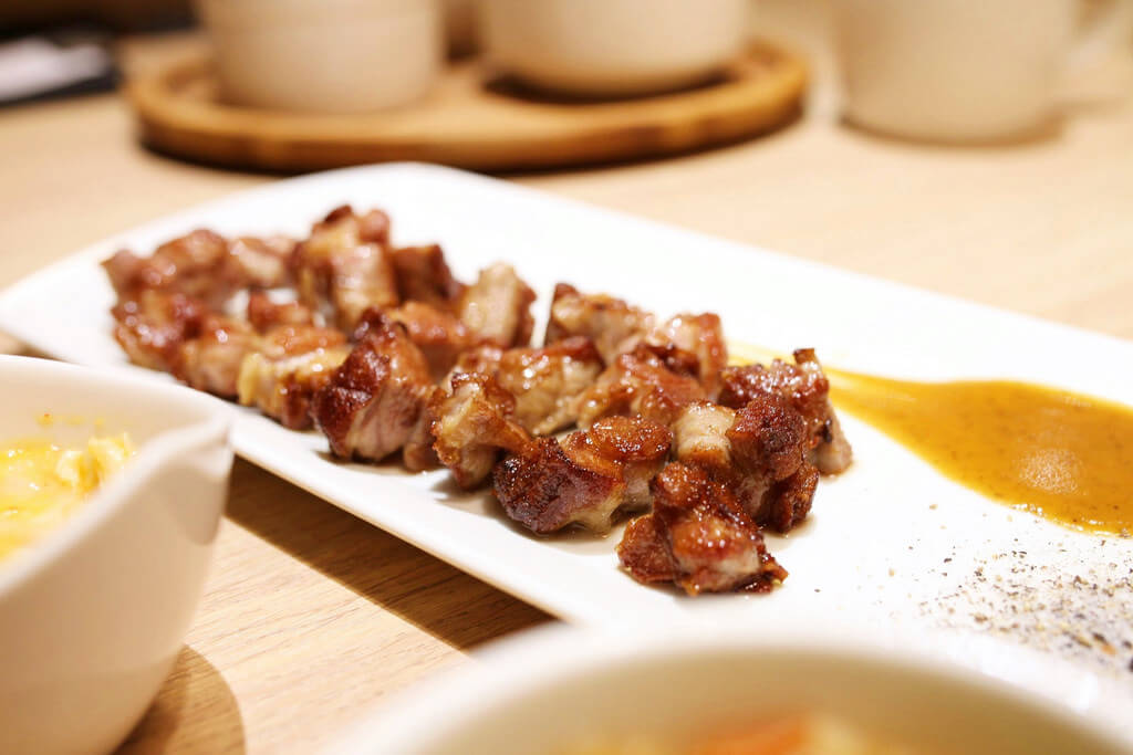 【高雄】hot 7高雄漢神巨蛋店│鐵板草莓料理│自釀草莓啤酒．桑尼瘦不了