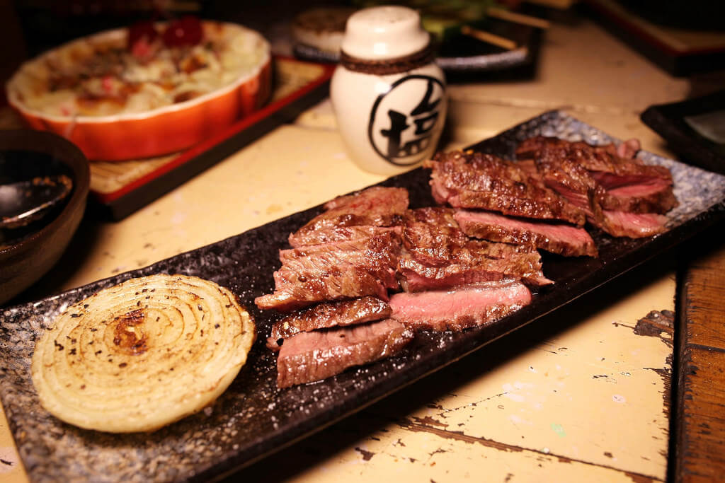 【高雄】九日串燒│黃金日式精準烤功│渡輪站旁串燒小店．桑尼瘦不了