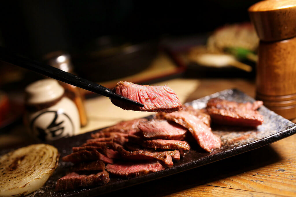 【高雄】九日串燒│黃金日式精準烤功│渡輪站旁串燒小店．桑尼瘦不了