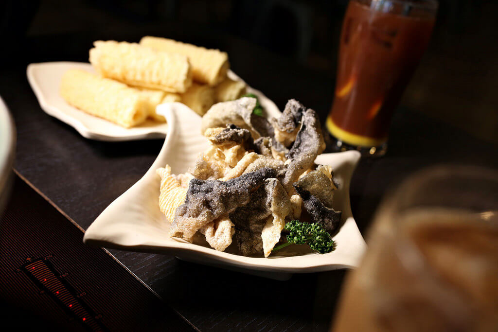 【高雄】聞雞起爐港式麻辣雞煲火鍋│一次上癮港式炸鱔魚皮+炸響鈴│港式辣香乾鍋炒雞．桑尼瘦不了