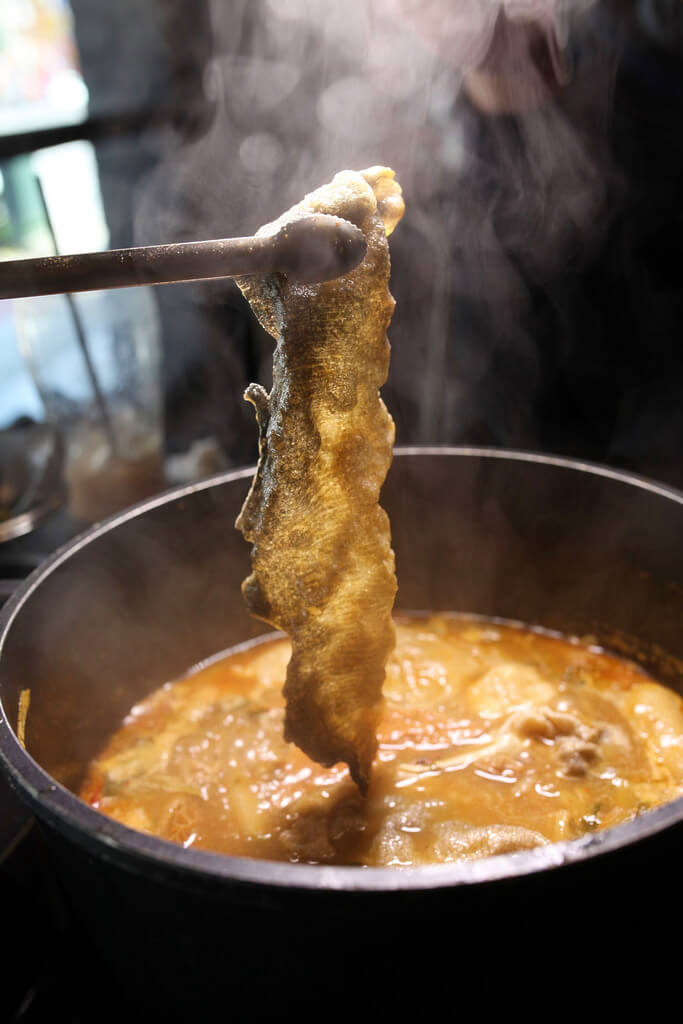 【高雄】聞雞起爐港式麻辣雞煲火鍋│一次上癮港式炸鱔魚皮+炸響鈴│港式辣香乾鍋炒雞．桑尼瘦不了