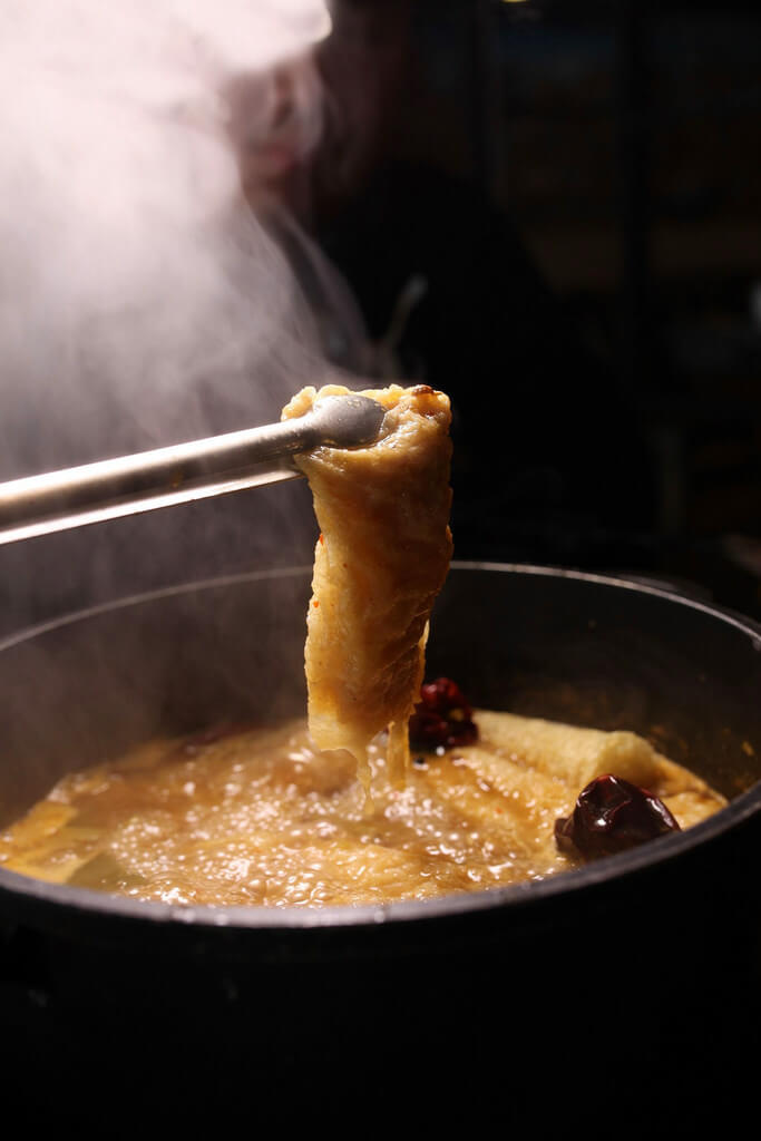 【高雄】聞雞起爐港式麻辣雞煲火鍋│一次上癮港式炸鱔魚皮+炸響鈴│港式辣香乾鍋炒雞．桑尼瘦不了