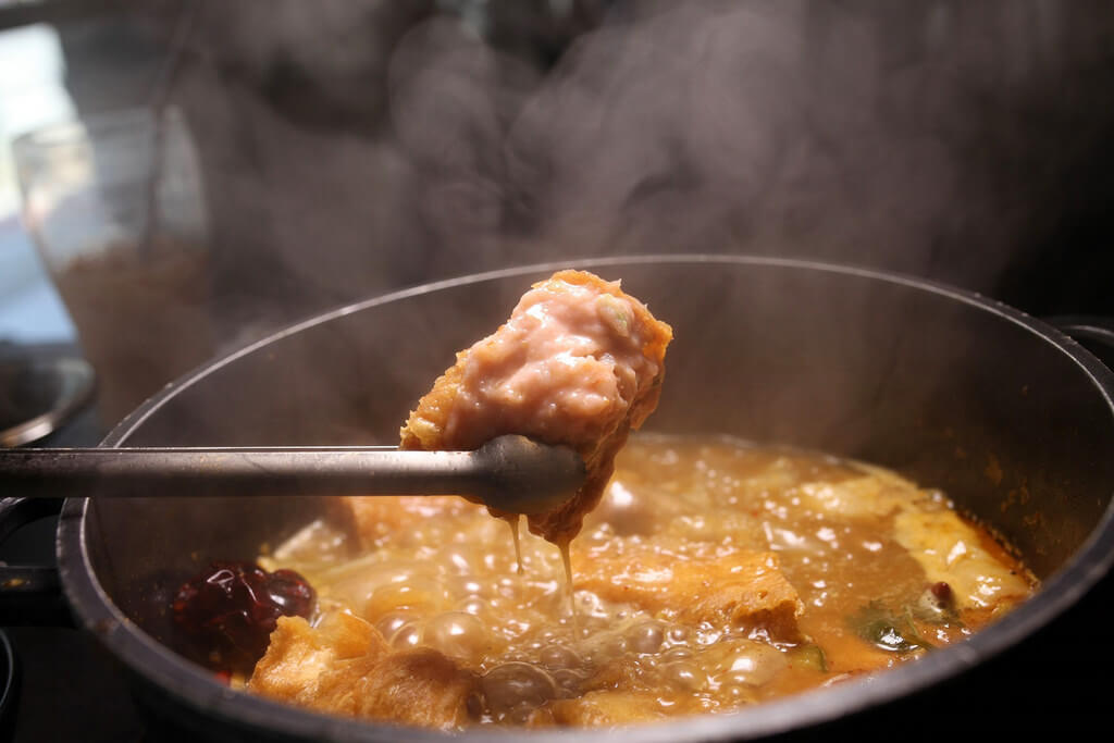 【高雄】聞雞起爐港式麻辣雞煲火鍋│一次上癮港式炸鱔魚皮+炸響鈴│港式辣香乾鍋炒雞．桑尼瘦不了