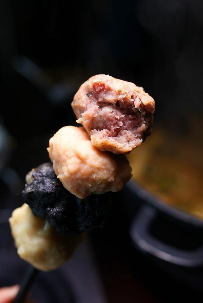【高雄】聞雞起爐港式麻辣雞煲火鍋│一次上癮港式炸鱔魚皮+炸響鈴│港式辣香乾鍋炒雞．桑尼瘦不了
