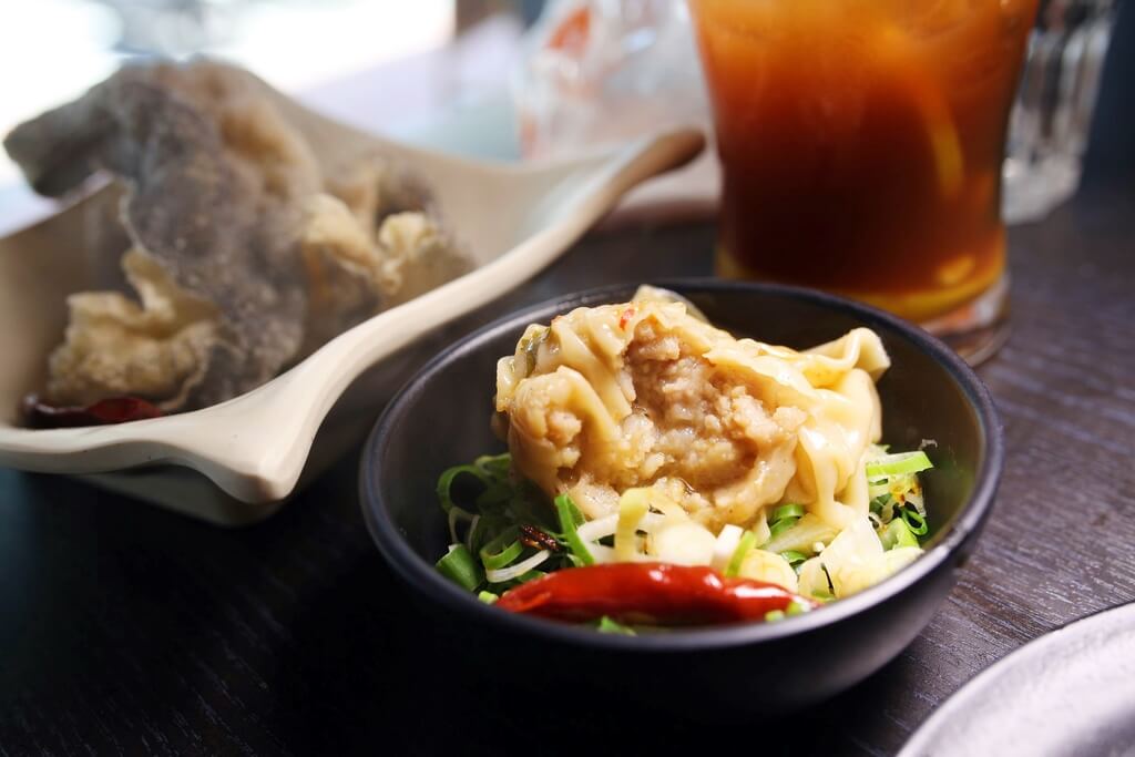 【高雄】聞雞起爐港式麻辣雞煲火鍋│一次上癮港式炸鱔魚皮+炸響鈴│港式辣香乾鍋炒雞．桑尼瘦不了