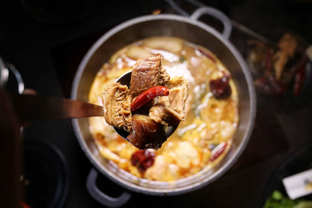 【高雄】聞雞起爐港式麻辣雞煲火鍋│一次上癮港式炸鱔魚皮+炸響鈴│港式辣香乾鍋炒雞．桑尼瘦不了