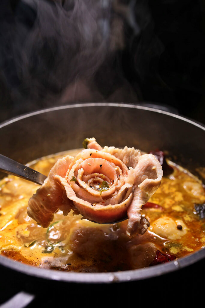 【高雄】聞雞起爐港式麻辣雞煲火鍋│一次上癮港式炸鱔魚皮+炸響鈴│港式辣香乾鍋炒雞．桑尼瘦不了