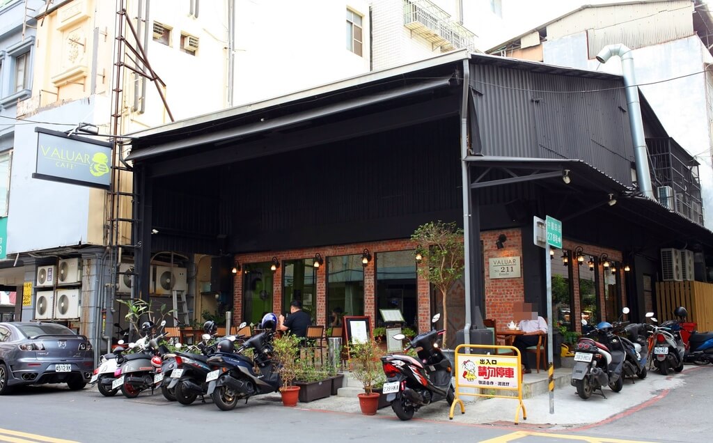 【高雄】Valuar Cafe’ 法茹爾咖啡│奔放英式穀倉饗宴│炸魚薯條．桑尼瘦不了