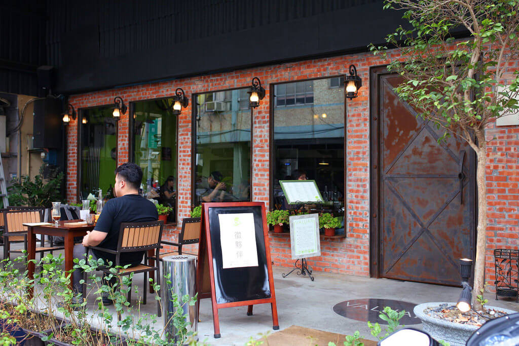 【高雄】Valuar Cafe’ 法茹爾咖啡│奔放英式穀倉饗宴│炸魚薯條．桑尼瘦不了