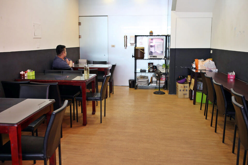 【高雄】南方小店│熱情大姊的豐盛海產熱粥│傳統廟會飯湯．桑尼瘦不了