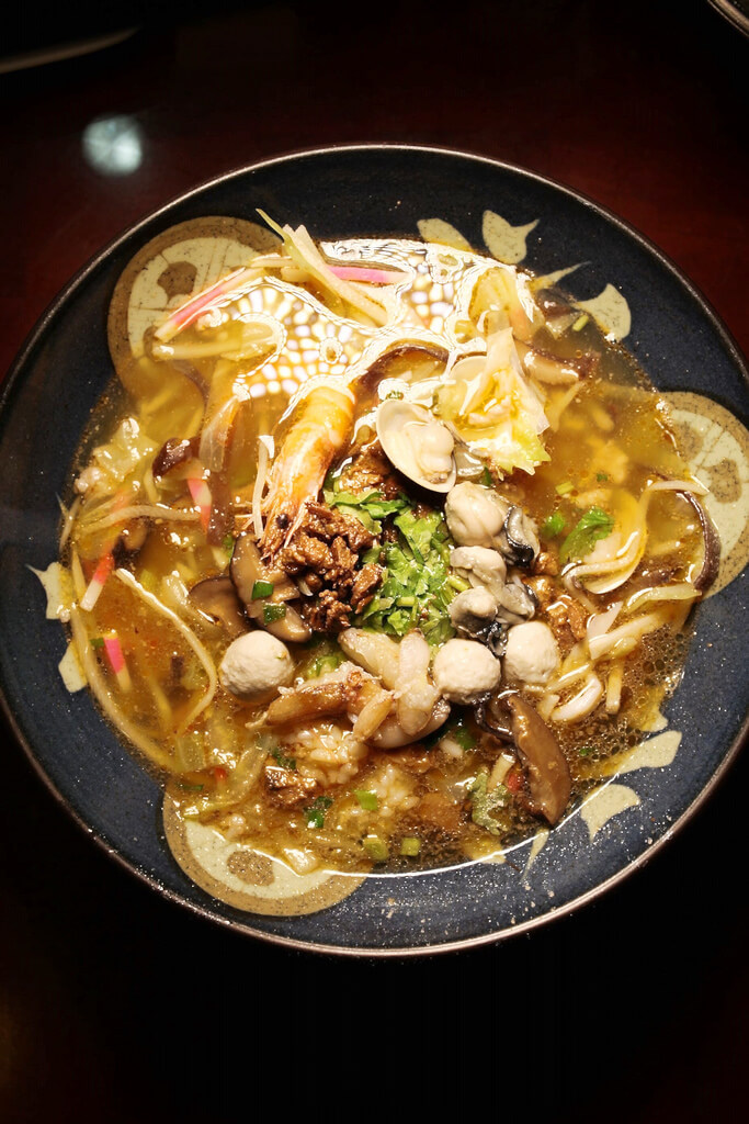 【高雄】南方小店│熱情大姊的豐盛海產熱粥│傳統廟會飯湯．桑尼瘦不了