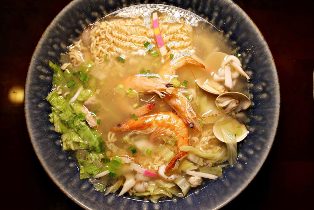 【高雄】南方小店│熱情大姊的豐盛海產熱粥│傳統廟會飯湯．桑尼瘦不了