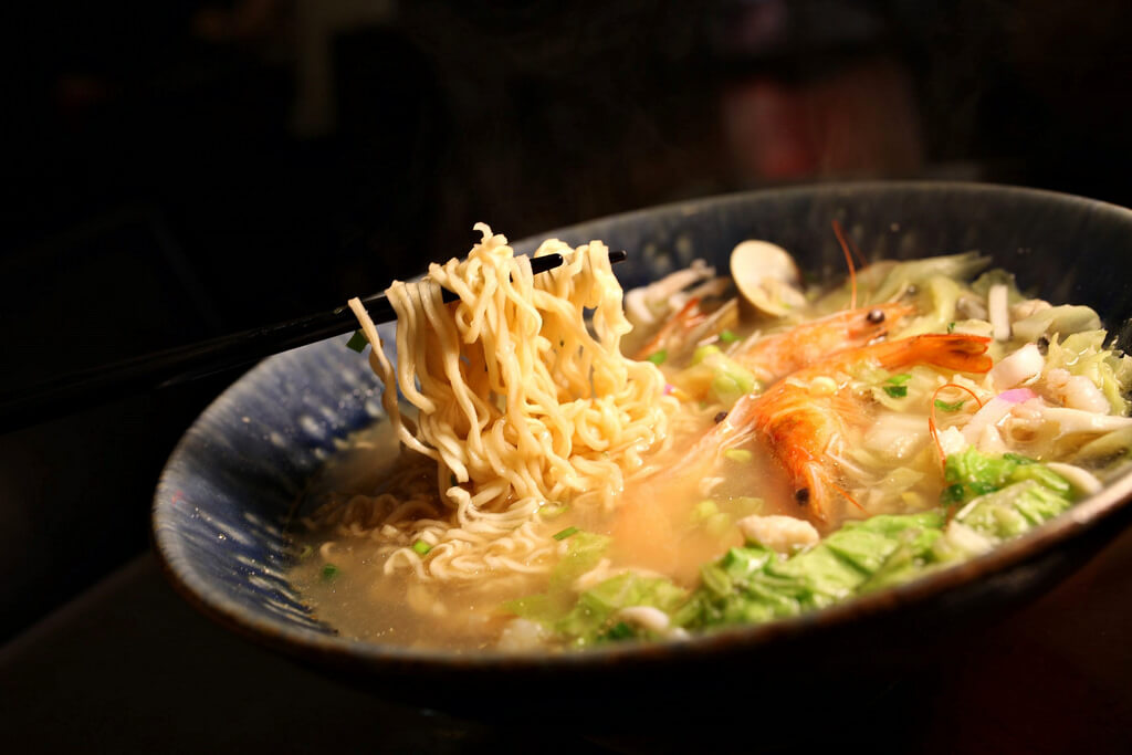 【高雄】南方小店│熱情大姊的豐盛海產熱粥│傳統廟會飯湯．桑尼瘦不了