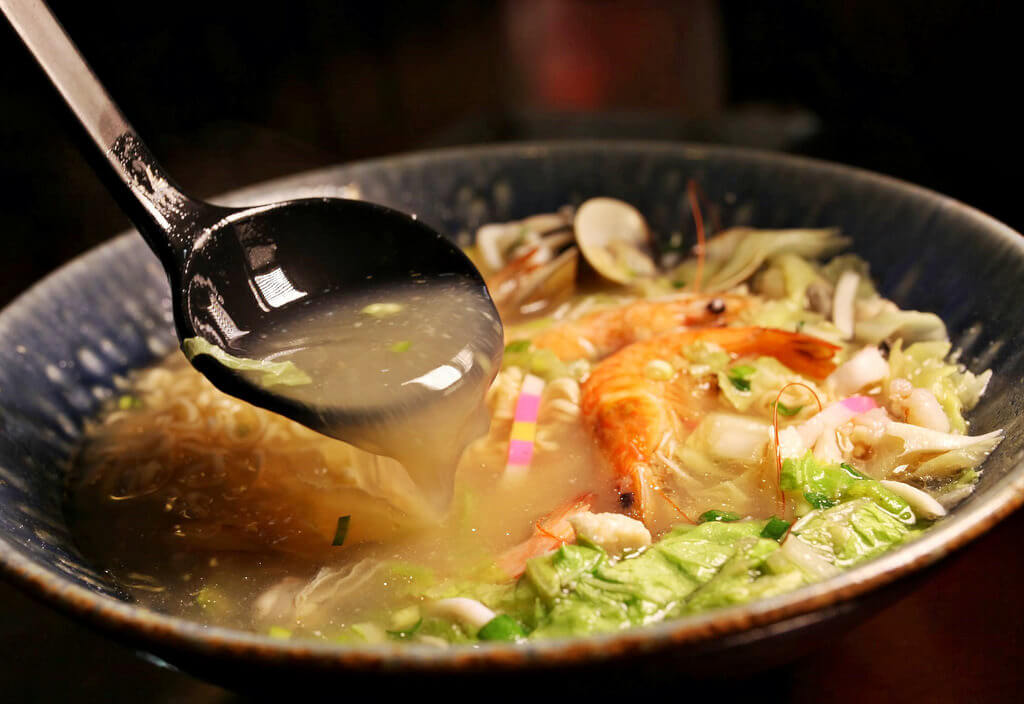 【高雄】南方小店│熱情大姊的豐盛海產熱粥│傳統廟會飯湯．桑尼瘦不了
