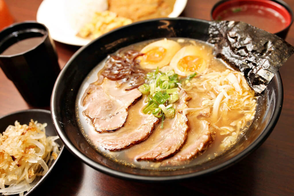 【高雄】河合家料理食堂│小清新拉麵│誇張脆雞腿排．桑尼瘦不了