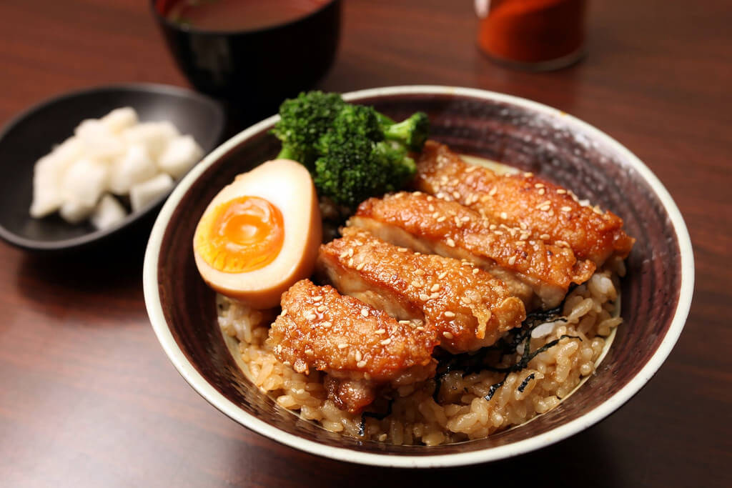 【高雄】河合家料理食堂│小清新拉麵│誇張脆雞腿排．桑尼瘦不了