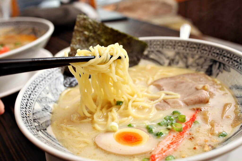 【高雄】岩葉拉麵 華夏店│青春回憶呼嚕呼嚕拉麵│平價拉麵.桑尼瘦不了 【高雄】岩葉拉麵 華夏店│青春回憶呼嚕呼嚕拉麵│平價拉麵.桑尼瘦不了
