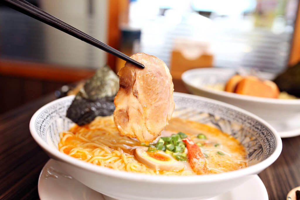 【高雄】岩葉拉麵 華夏店│青春回憶呼嚕呼嚕拉麵│平價拉麵.桑尼瘦不了 【高雄】岩葉拉麵 華夏店│青春回憶呼嚕呼嚕拉麵│平價拉麵.桑尼瘦不了