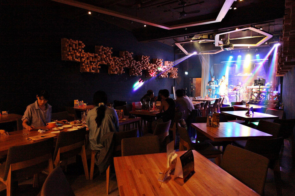 【高雄】美德客音樂餐酒館│LIVE MUSIC夜夜插電不間斷.桑尼瘦不了 【高雄】美德客音樂餐酒館│LIVE MUSIC夜夜插電不間斷.桑尼瘦不了