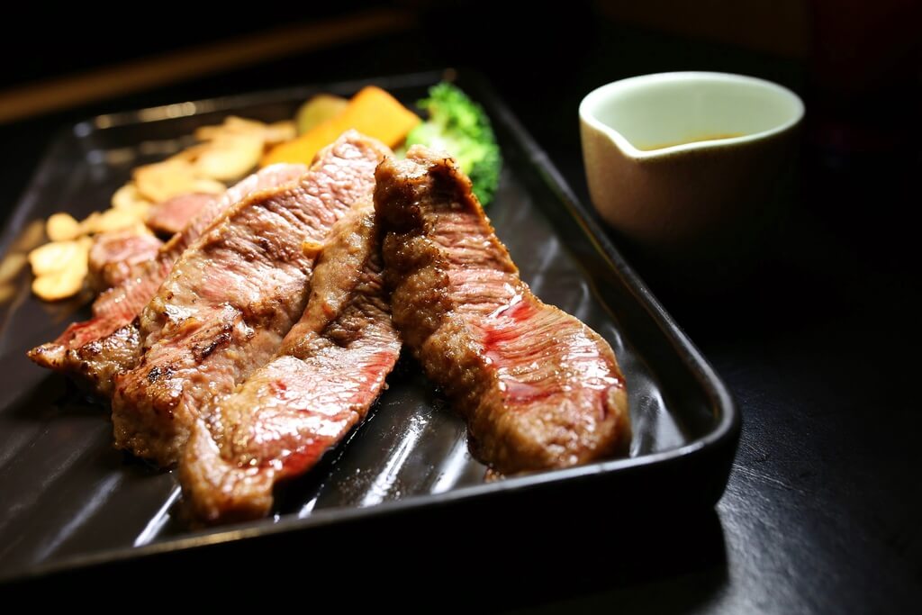 【高雄】陶板屋│爸爸過癮吃│父親節「香蒜瓦片牛肉」加量不加價.桑尼瘦不了 【高雄】陶板屋│爸爸過癮吃│父親節「香蒜瓦片牛肉」加量不加價.桑尼瘦不了