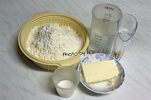 食譜【台式香腸咖哩芝心披薩 】，強烈的味覺刺激！-披薩 