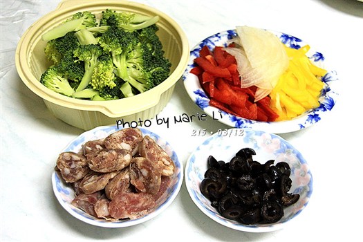 食譜【台式香腸咖哩芝心披薩 】，強烈的味覺刺激！-披薩 