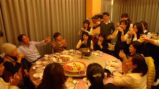 员工聚餐–年终尾牙尾牙抽奖,余兴表演.等等.