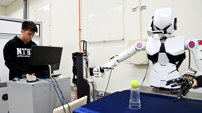 清華大學機器人有雙溫柔手 醫療照護都上手-3D
