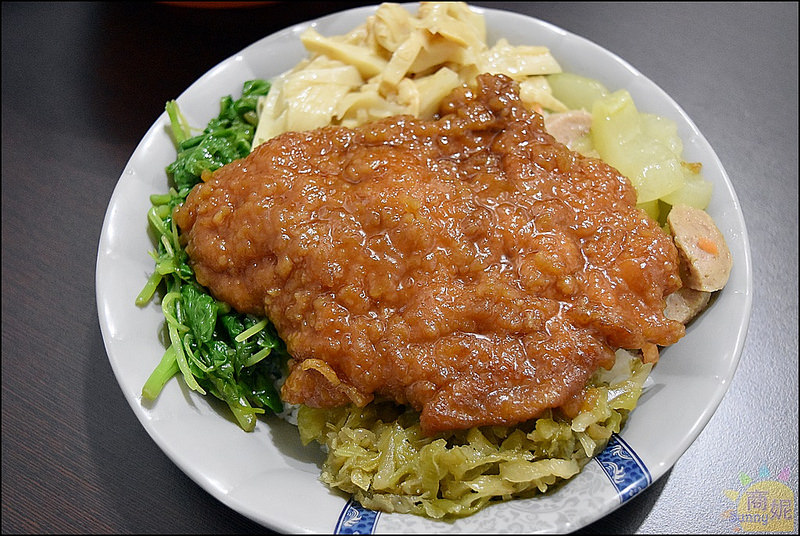 大里平價古早味。頭獎飯麵店。大份量飯麵食、懷念的古早味。推薦香甜老滷汁滷排骨飯、膠質爆多滷肉飯、豬腳湯麵、古早味乾麵