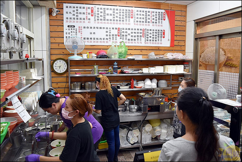 大里平價古早味。頭獎飯麵店。大份量飯麵食、懷念的古早味。推薦香甜老滷汁滷排骨飯、膠質爆多滷肉飯、豬腳湯麵、古早味乾麵