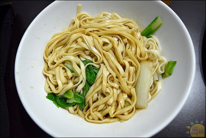 大里平價古早味。頭獎飯麵店。大份量飯麵食、懷念的古早味。推薦香甜老滷汁滷排骨飯、膠質爆多滷肉飯、豬腳湯麵、古早味乾麵