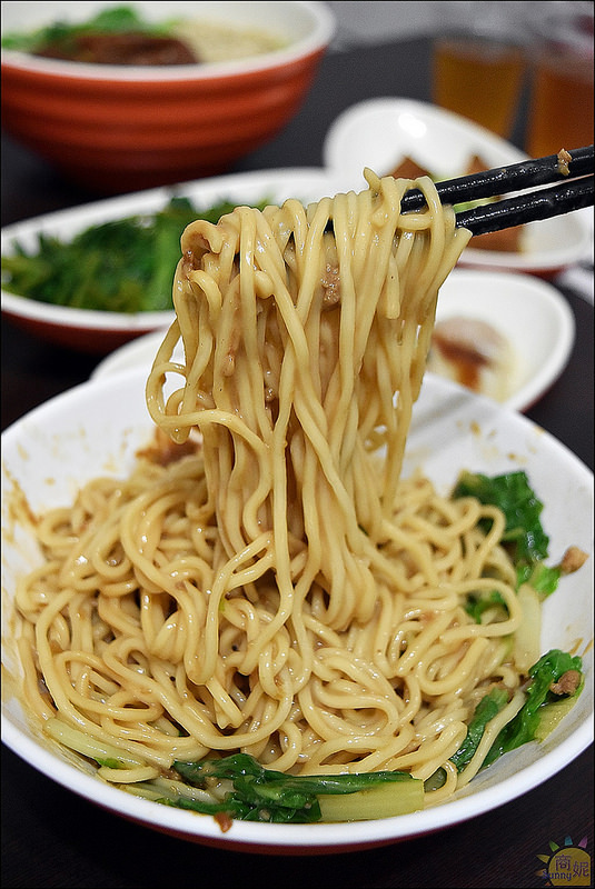 大里平價古早味。頭獎飯麵店。大份量飯麵食、懷念的古早味。推薦香甜老滷汁滷排骨飯、膠質爆多滷肉飯、豬腳湯麵、古早味乾麵