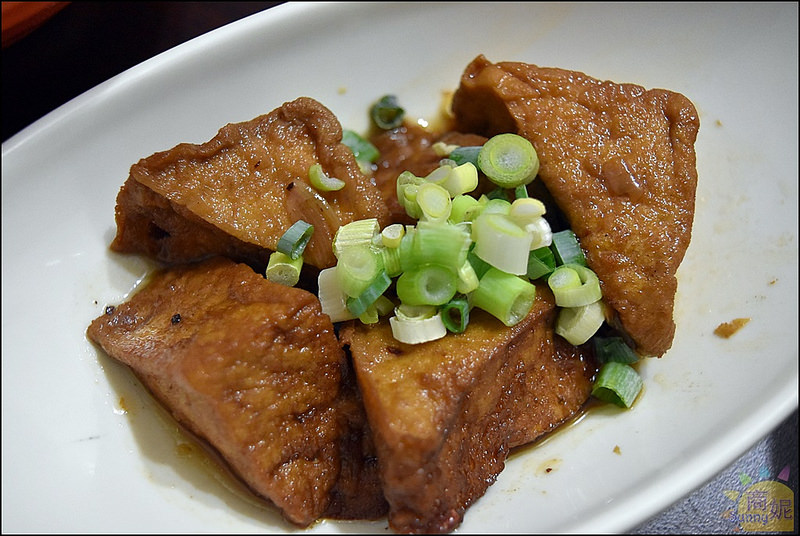 大里平價古早味。頭獎飯麵店。大份量飯麵食、懷念的古早味。推薦香甜老滷汁滷排骨飯、膠質爆多滷肉飯、豬腳湯麵、古早味乾麵