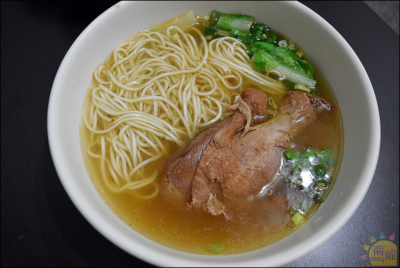 大里平價古早味。頭獎飯麵店。大份量飯麵食、懷念的古早味。推薦香甜老滷汁滷排骨飯、膠質爆多滷肉飯、豬腳湯麵、古早味乾麵