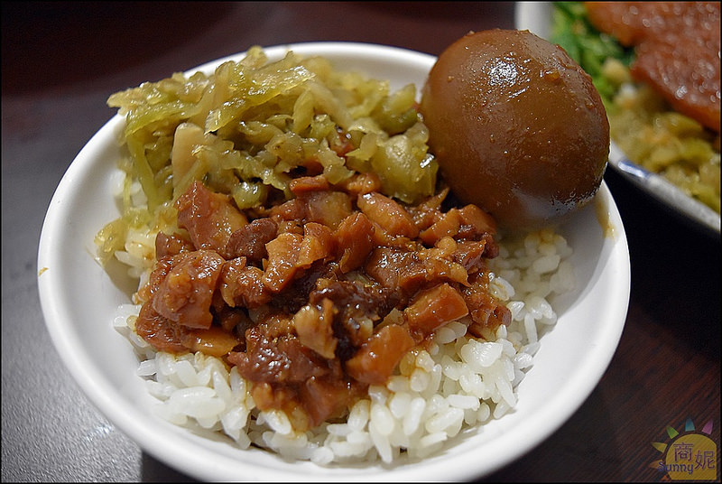 大里平價古早味。頭獎飯麵店。大份量飯麵食、懷念的古早味。推薦香甜老滷汁滷排骨飯、膠質爆多滷肉飯、豬腳湯麵、古早味乾麵