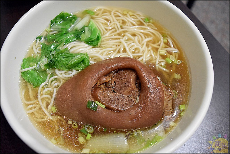 大里平價古早味。頭獎飯麵店。大份量飯麵食、懷念的古早味。推薦香甜老滷汁滷排骨飯、膠質爆多滷肉飯、豬腳湯麵、古早味乾麵