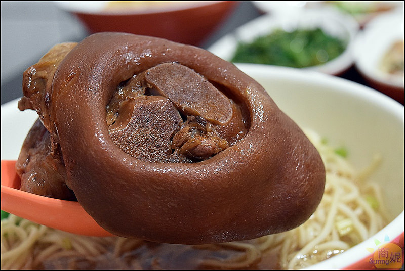 大里平價古早味。頭獎飯麵店。大份量飯麵食、懷念的古早味。推薦香甜老滷汁滷排骨飯、膠質爆多滷肉飯、豬腳湯麵、古早味乾麵