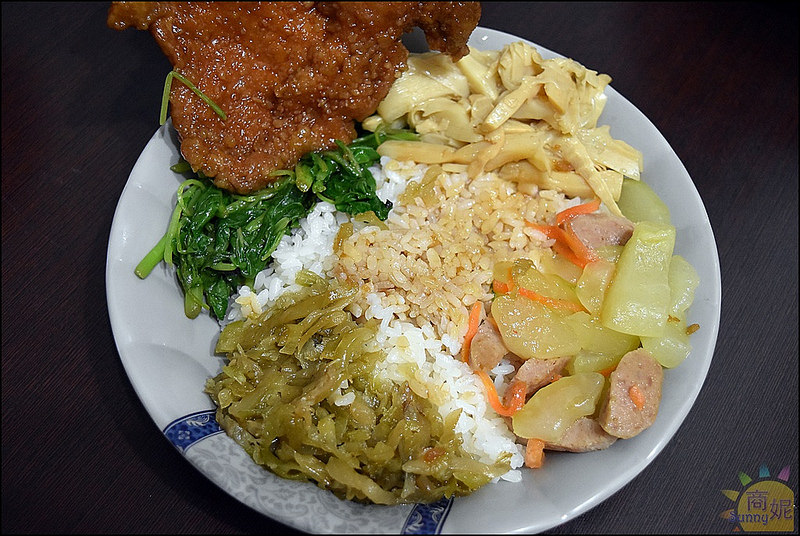 大里平價古早味。頭獎飯麵店。大份量飯麵食、懷念的古早味。推薦香甜老滷汁滷排骨飯、膠質爆多滷肉飯、豬腳湯麵、古早味乾麵