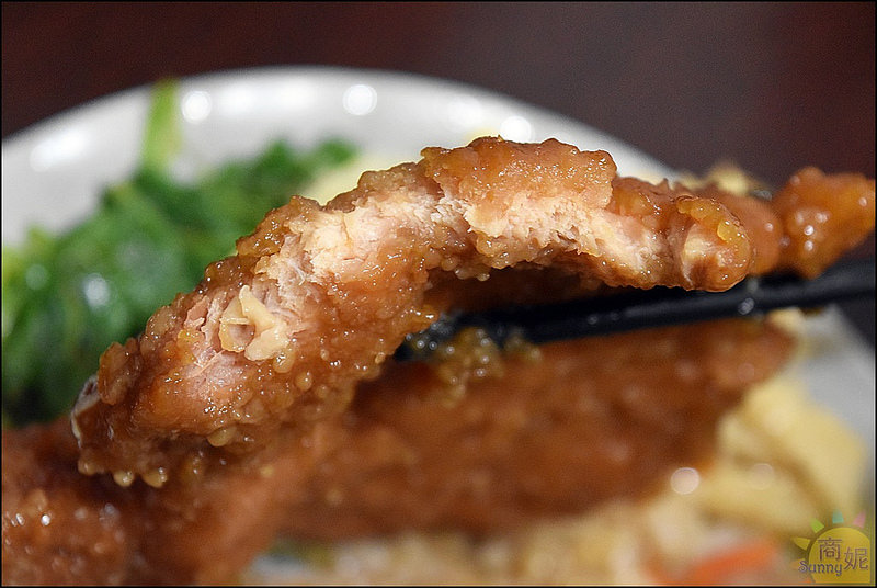 大里平價古早味。頭獎飯麵店。大份量飯麵食、懷念的古早味。推薦香甜老滷汁滷排骨飯、膠質爆多滷肉飯、豬腳湯麵、古早味乾麵