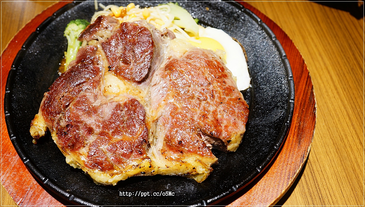 人从众厚切牛排館】忠孝復興牛排，必點超厚切頂級沙朗牛排，大蒜麵包／玉米濃湯／牛肉湯／飲料無限暢飲-台灣美食專區