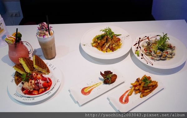 台中東區 咖啡鑽，知名鬆餅專賣店推出耶誕817套餐