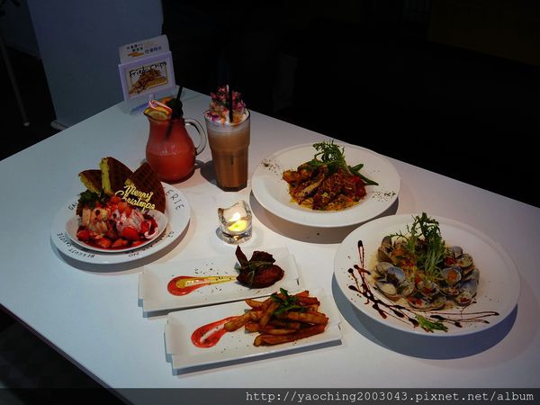 台中東區 咖啡鑽，知名鬆餅專賣店推出耶誕817套餐