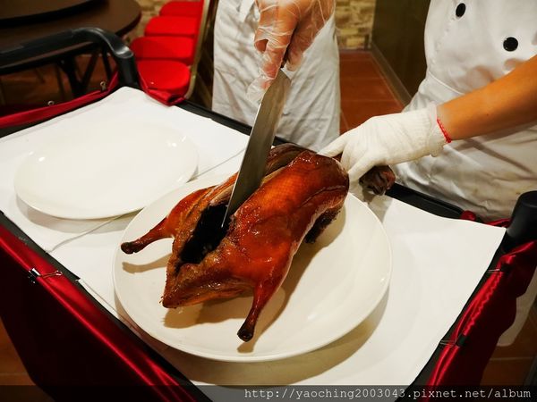 台中北區 狀元閣茶餐廳，五斤重片鴨三吃3200一桌料理，自用請客兩相宜，更有多種港式料裡點心可選擇