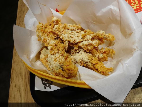 台中北區 Mom's Touch，韓國來的知名速食落腳一中商圈，東西不錯吃，唯有服務尚須改進