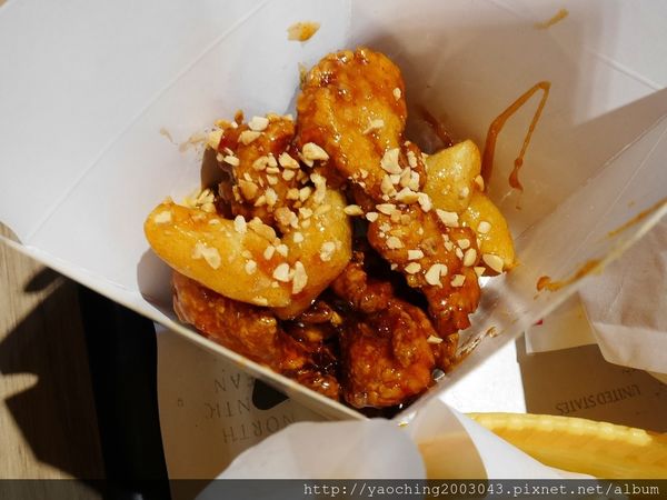 台中北區 Mom's Touch，韓國來的知名速食落腳一中商圈，東西不錯吃，唯有服務尚須改進