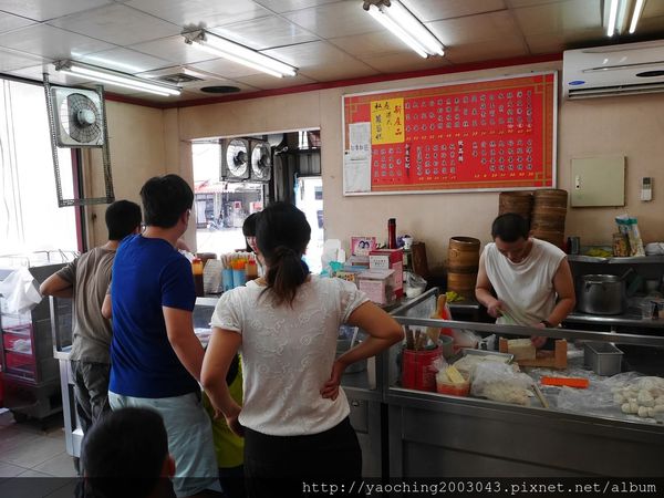 台中北屯 嚮湯包(天津湯包)湯汁撞倒湯匙了，除了湯包外鍋貼也很不錯